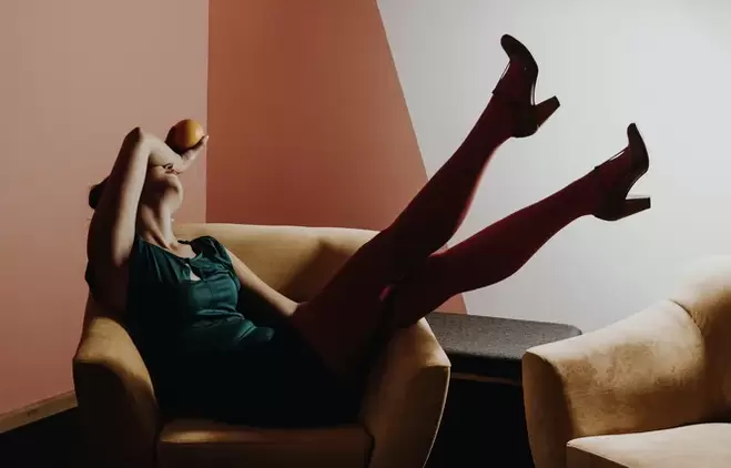 Jeune femme présentant des varices des jambes.